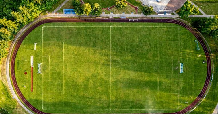 Schrony pod boiskiem… i pod strzelnicą? Podwójna funkcja infrastruktury w praktyce 