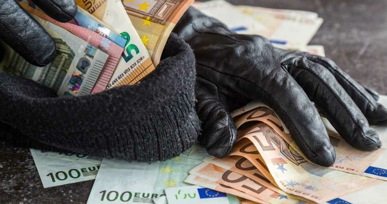 Sejfy na pieniądze: według danych NBP coraz więcej pieniędzy trzymamy w domowych sejfach 