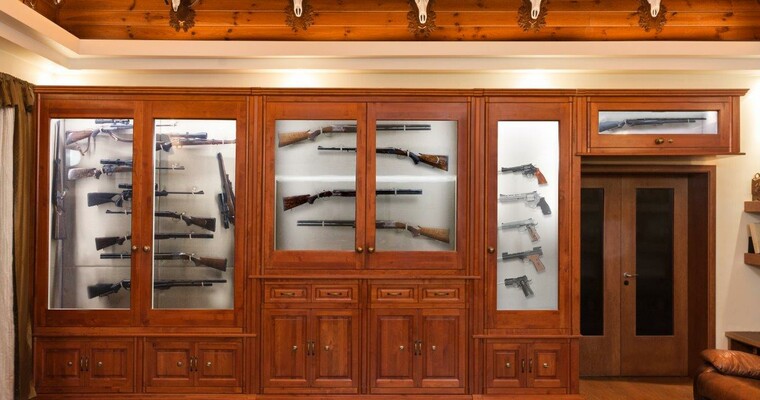 Witryny ze szkłem pancernym – coś więcej niż przechowywanie broni