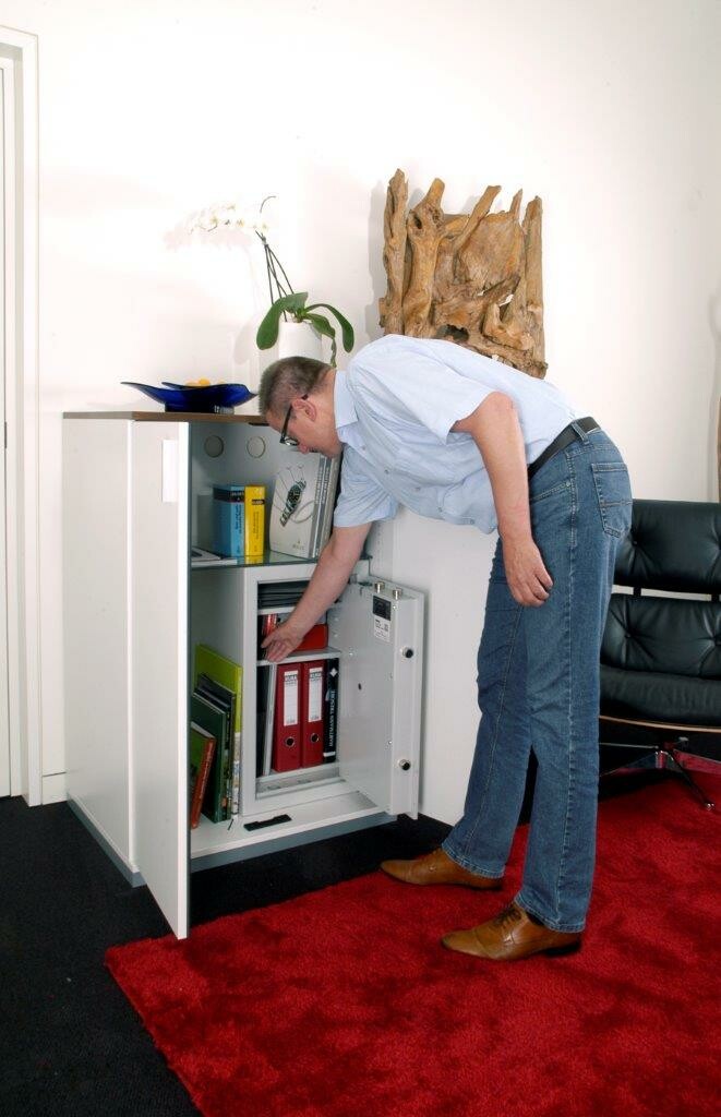 kompaktowy-sejf-domowy-przymocowany-do-szafki-w-pokoju