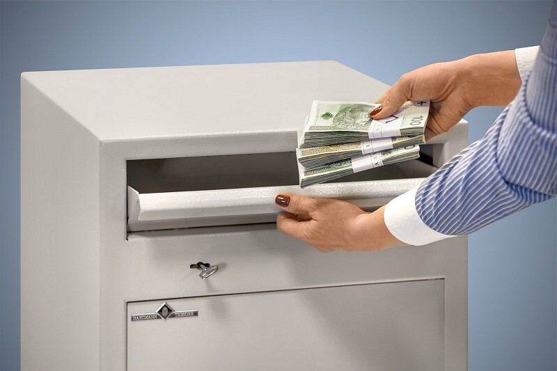 sejf-na-pieniadze-z-wrzutnia