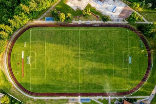 Schrony pod boiskiem… i pod strzelnicą? Podwójna funkcja infrastruktury w praktyce 