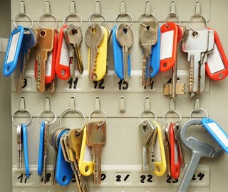 Przechowywanie kluczy - kiedy warto kupić depozytor kluczy? 