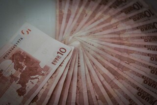 Polacy wolą gotówkę od konta w banku. Jak bezpiecznie przechowywać pieniądze w domu? 