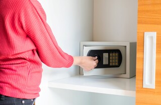 Travel safety: the hotel room safe – can you trust it? 