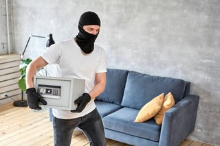 Sejf domowy na wypadek śmierci – jak zabezpieczyć ważne dokumenty dla rodziny 