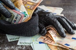Sejfy na pieniądze: według danych NBP coraz więcej pieniędzy trzymamy w domowych sejfach 