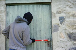 Rośnie liczba kradzieży z włamaniem w Polsce. Jak się zabezpieczyć? 
