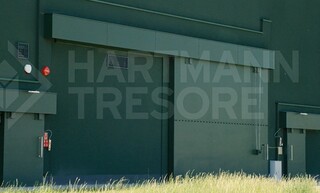 Explosion-proof armoured doors for weapons and ammunition storage facilities 