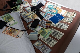 Ile pieniędzy w domu na wypadek wojny i jak dobrze je zabezpieczyć? Kompletny przewodnik 2025 