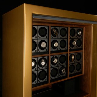 sejf ekskluzywny koloru zlotego z rotomatami